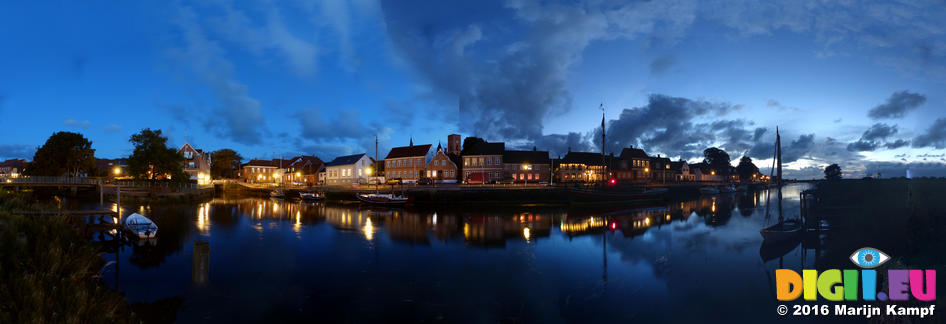 FZ033392-423 Harbour in Ribe at night 2